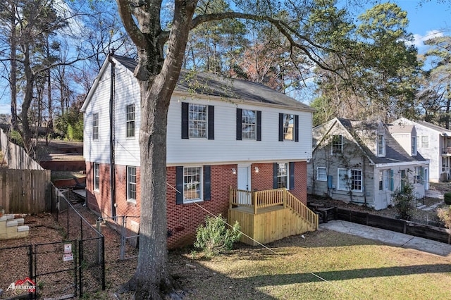 view of front of house featuring a front lawn