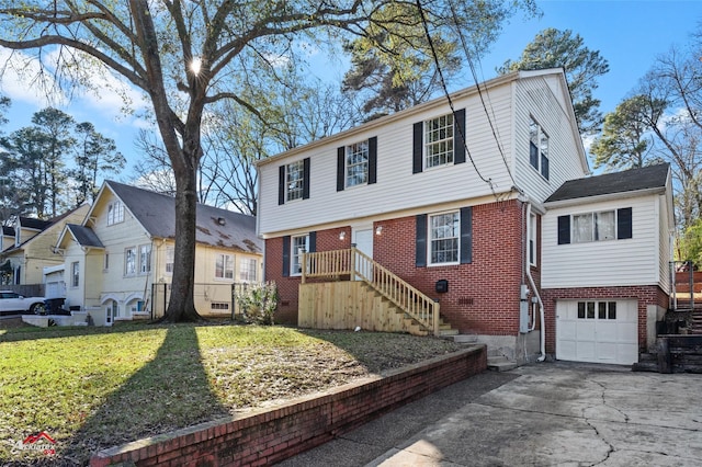 view of front of property featuring a front yard and a garage