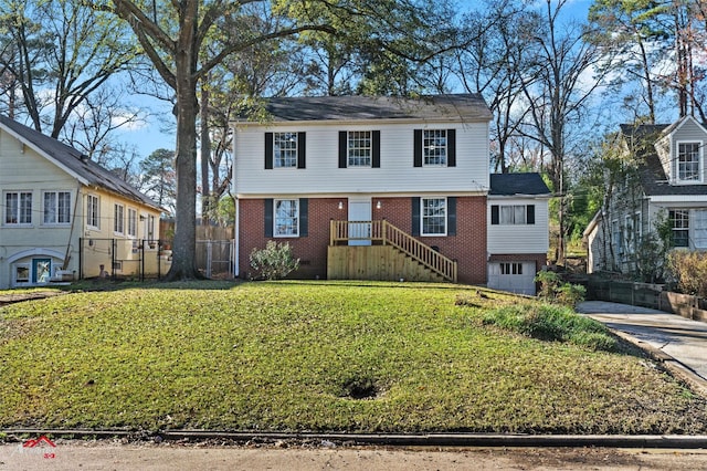 view of front of property featuring a front yard