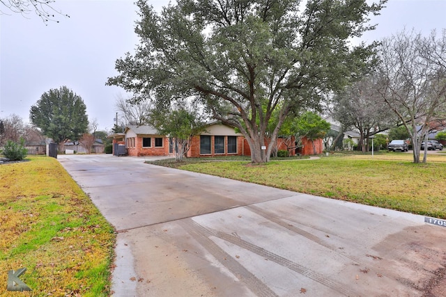 single story home with a front yard