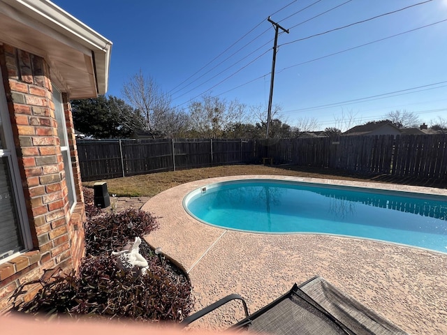 view of swimming pool