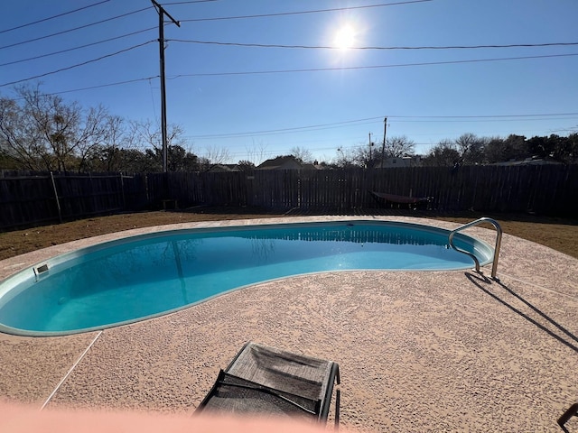 view of swimming pool