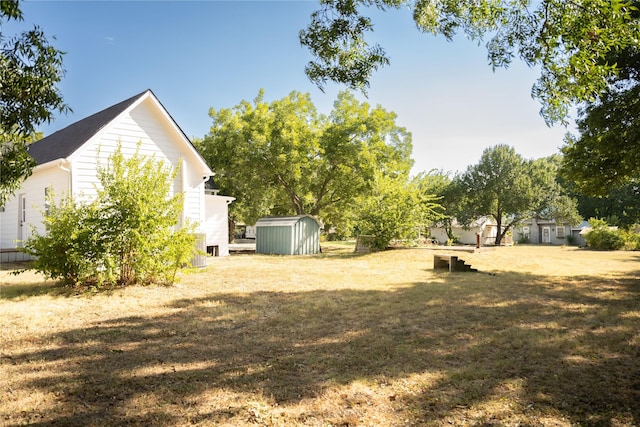 view of yard featuring a shed