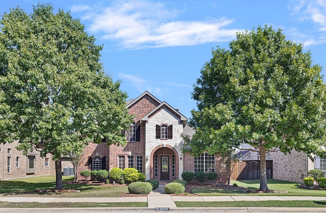 view of front facade featuring a front yard