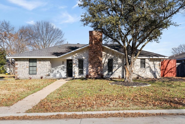 ranch-style house featuring a front yard