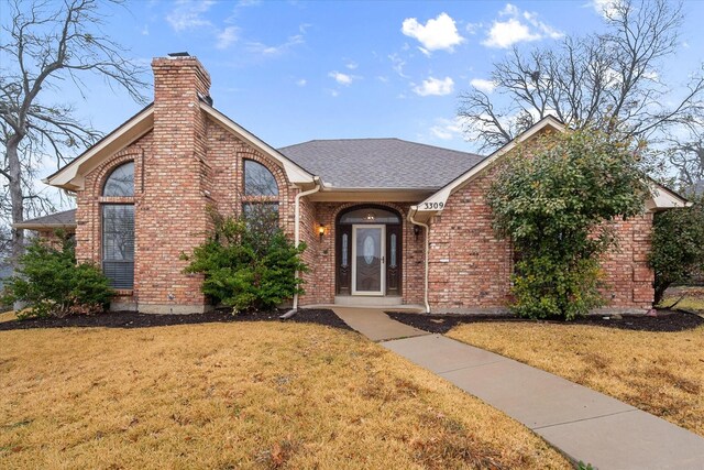 view of front of house with a front lawn