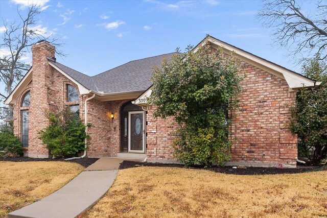 view of front of house featuring a front yard