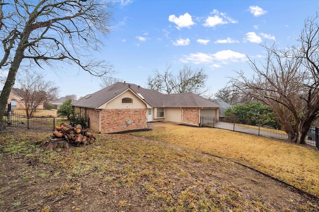 view of front facade featuring a garage and a front yard