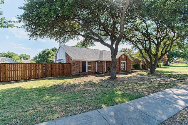 single story home featuring a front lawn