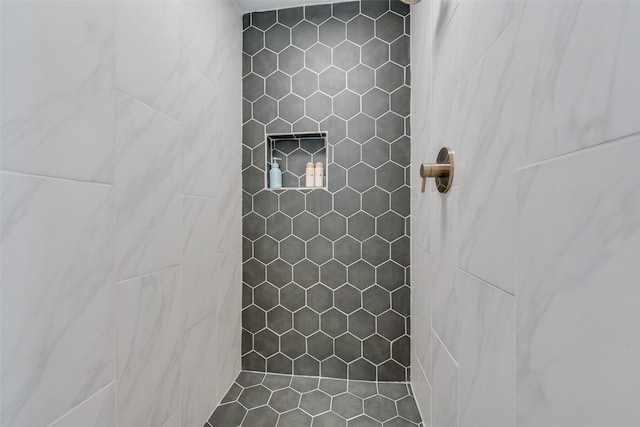 bathroom featuring tiled shower