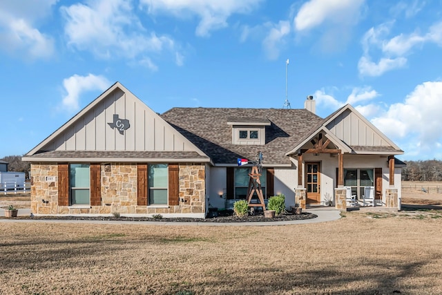 view of front facade with a front lawn and covered porch