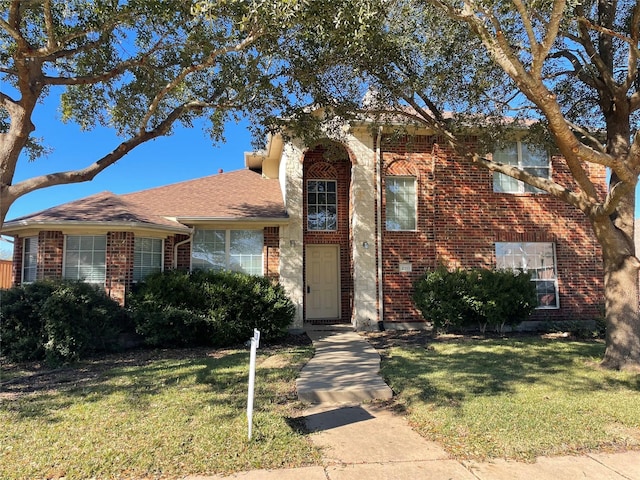 view of front of property featuring a front yard