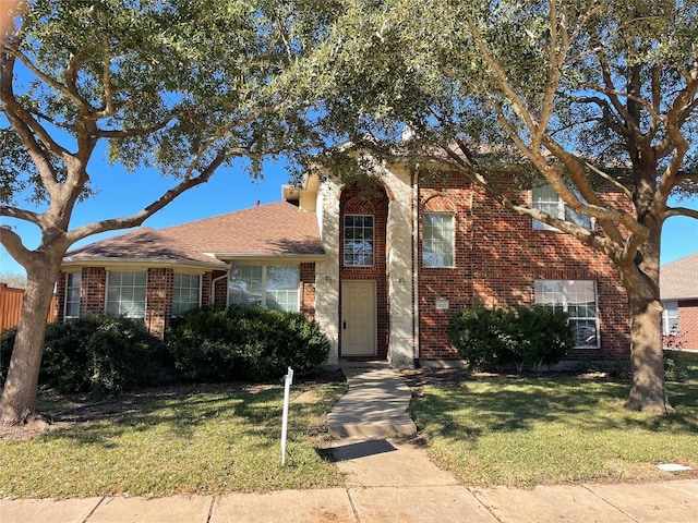 view of front of property featuring a front lawn