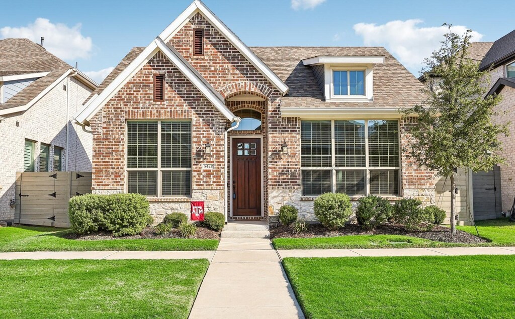 view of front of house featuring a front lawn