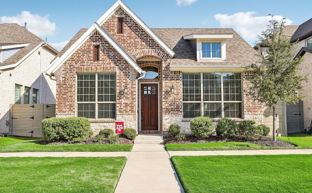 view of front of house featuring a front lawn