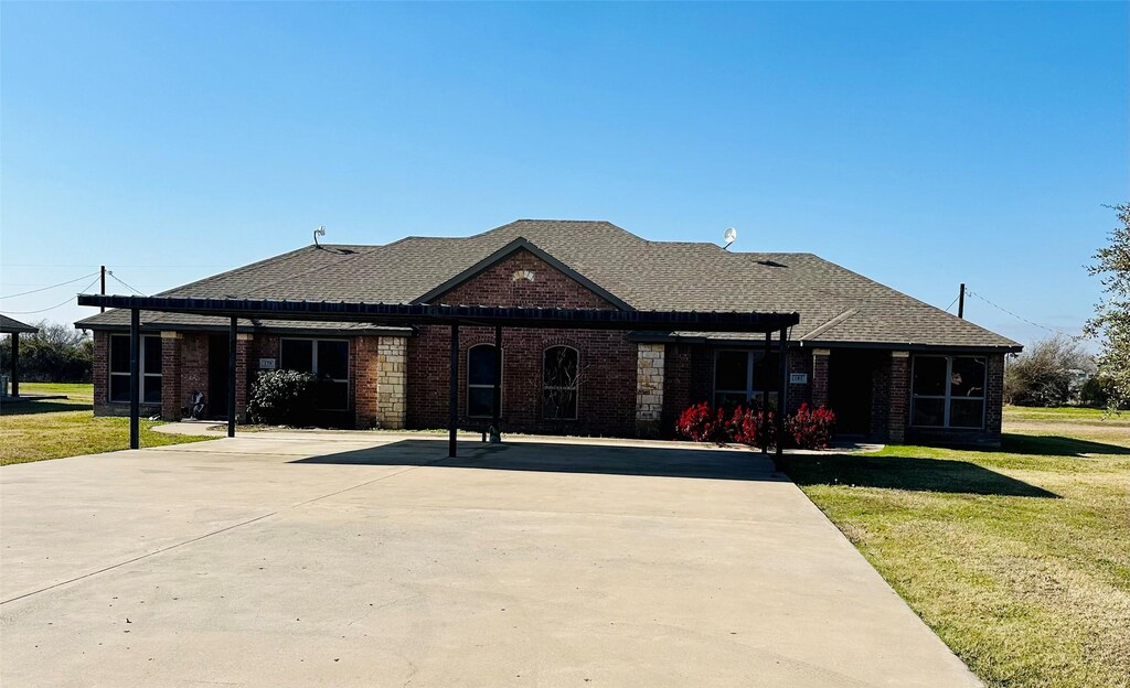 view of front of house featuring a front lawn