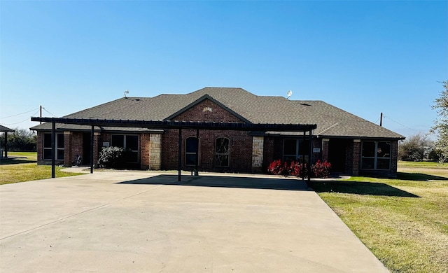 view of front of property featuring a front lawn