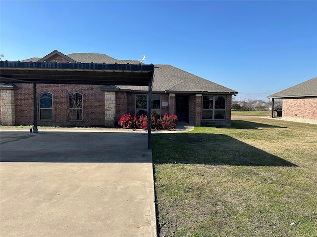 view of front of home featuring a front lawn