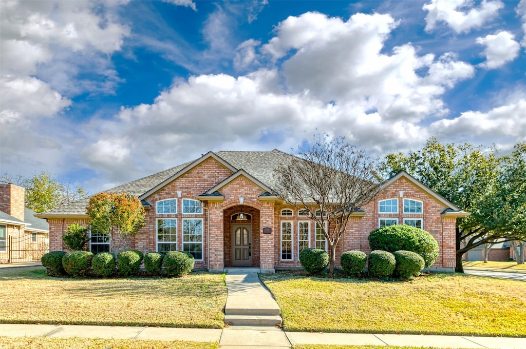 view of front facade featuring a front yard