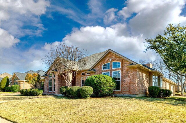 view of front of house featuring a front lawn