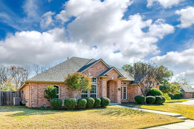 view of front of property featuring a front yard