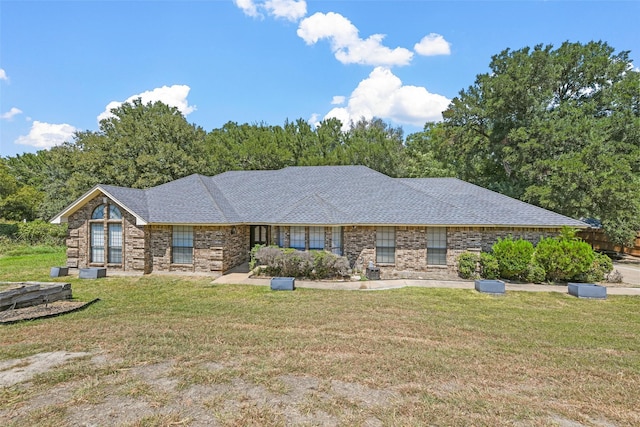 view of front of house featuring a front lawn