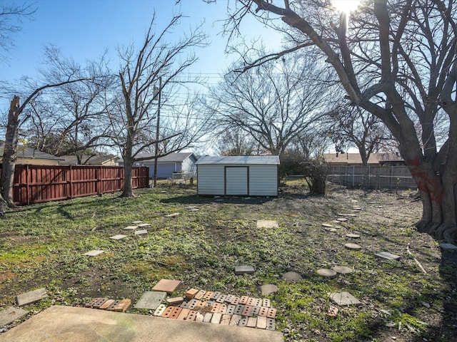 view of yard featuring a storage shed