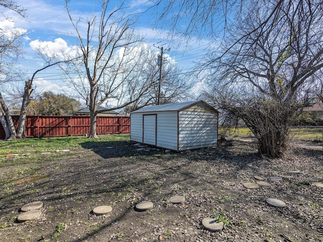 view of yard with a storage unit