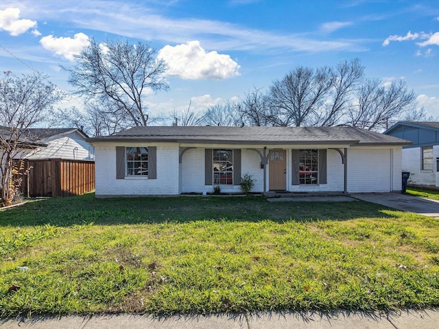 single story home with a front lawn