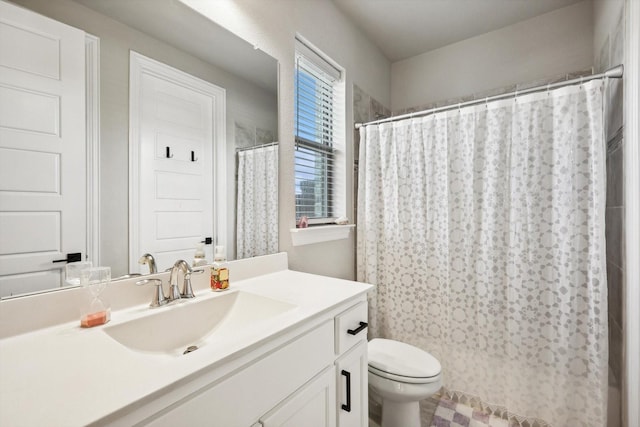 full bath with toilet, curtained shower, and vanity