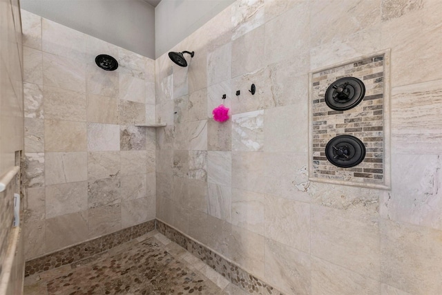 bathroom featuring a tile shower