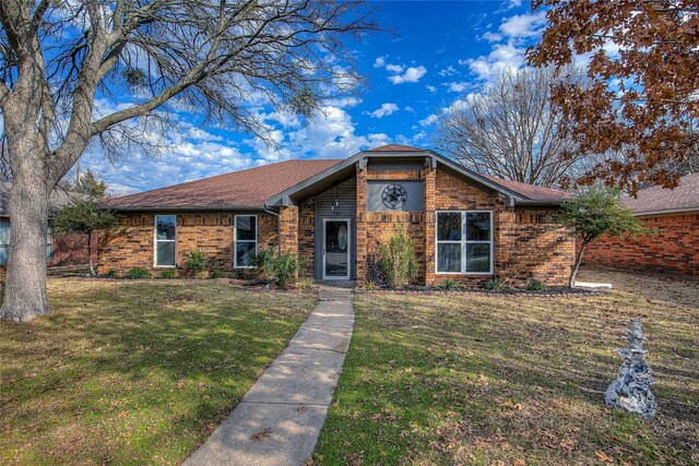 single story home with a front lawn