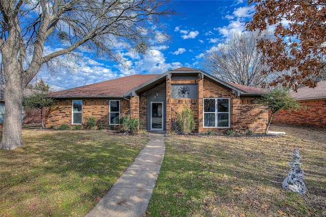 single story home featuring a front lawn