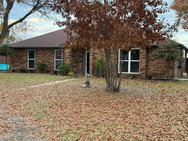 view of front of home featuring a front lawn