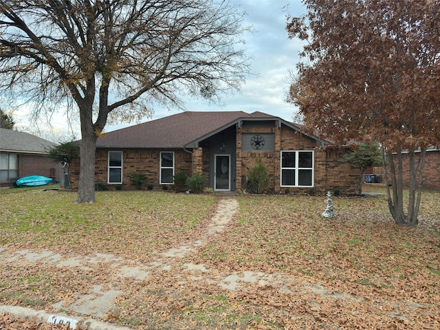 ranch-style house featuring a front yard