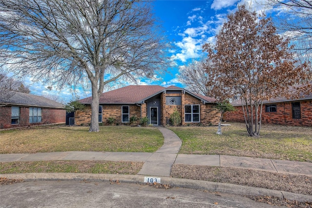 view of front of home featuring a front yard