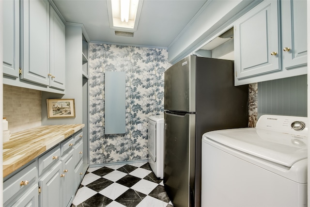 laundry area with washer / clothes dryer and crown molding