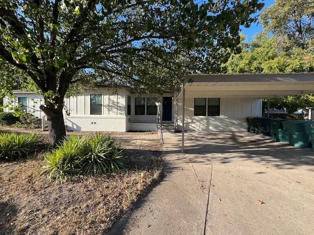 view of front facade featuring a carport