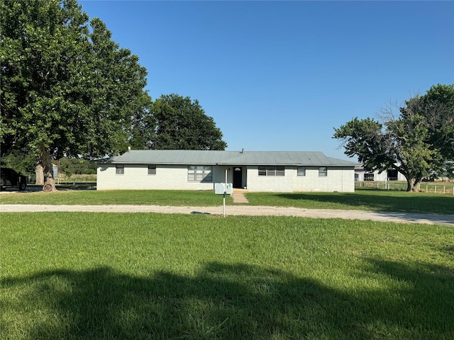 ranch-style home with a front yard