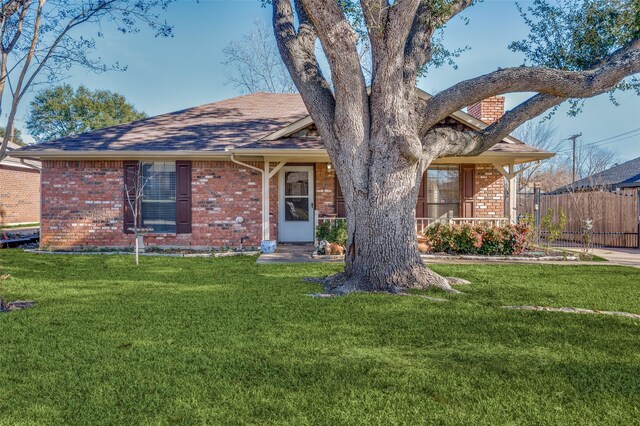 view of front of home featuring a front yard