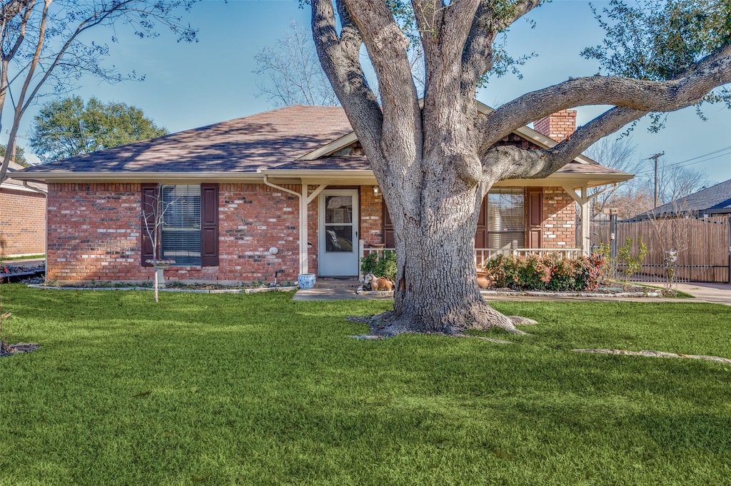 view of front facade featuring a porch and a front lawn