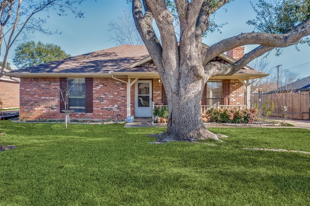 view of front facade featuring a porch and a front lawn