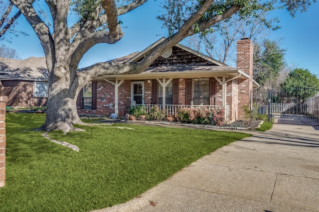 view of front of house featuring a porch and a front yard