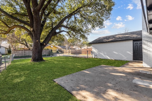 view of yard featuring a patio