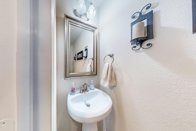 bathroom featuring a sink