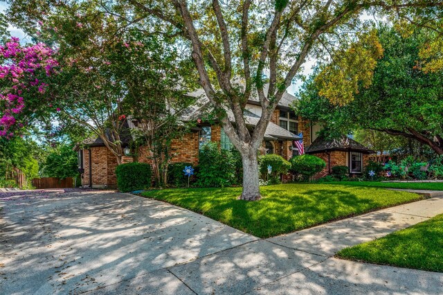 view of front of property with a front lawn