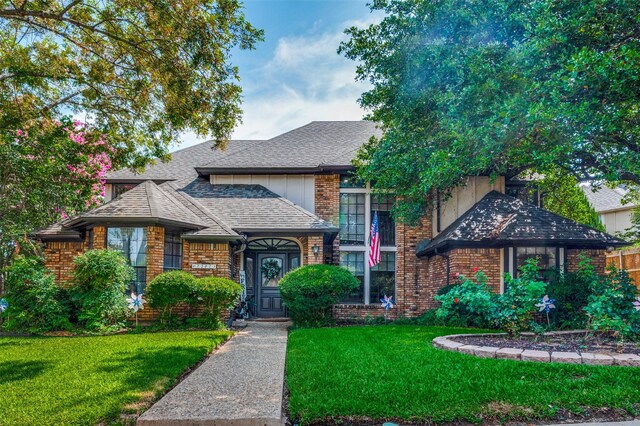 view of front of house featuring a front yard