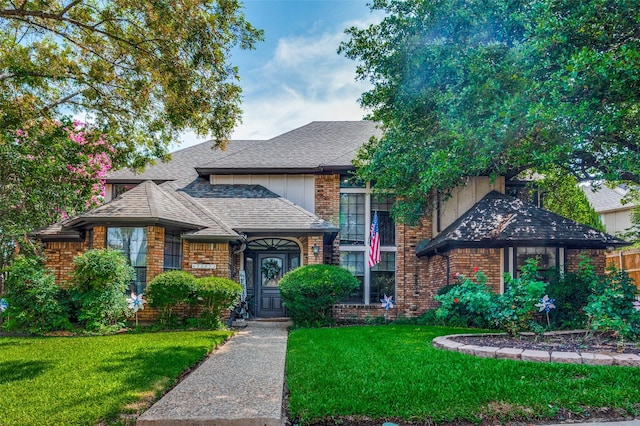 view of front of house featuring a front lawn