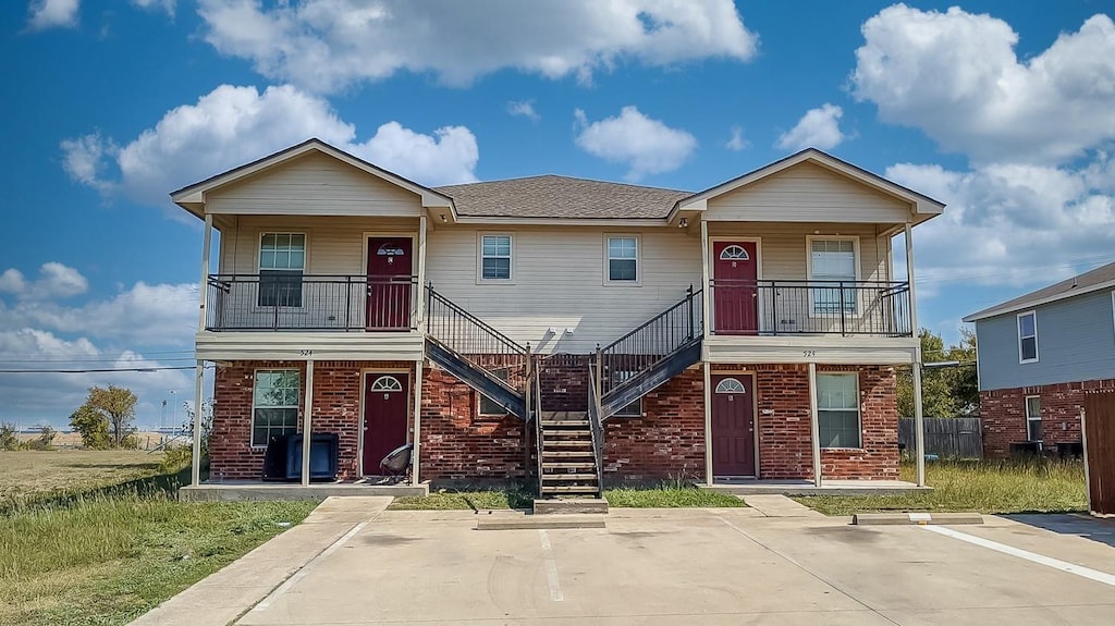 view of front of house with a balcony