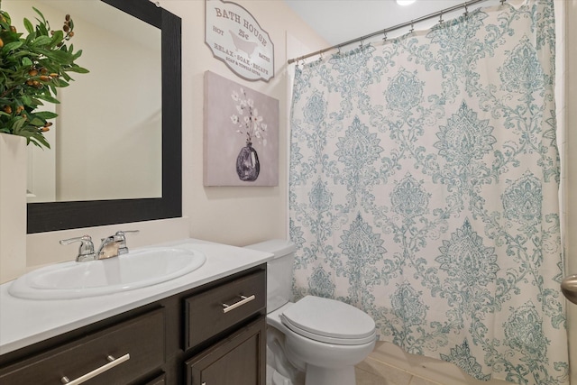 bathroom featuring a shower with curtain, vanity, and toilet